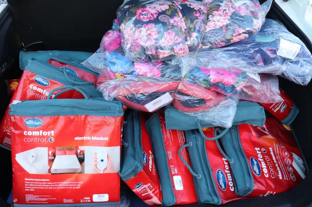 Hull Trains partners with Hull Childrens University to deliver warm packs